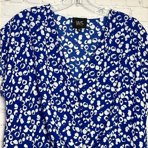 W5 Blue and White Print Short Sleeve Twist Front Top - Picture 2 of 9